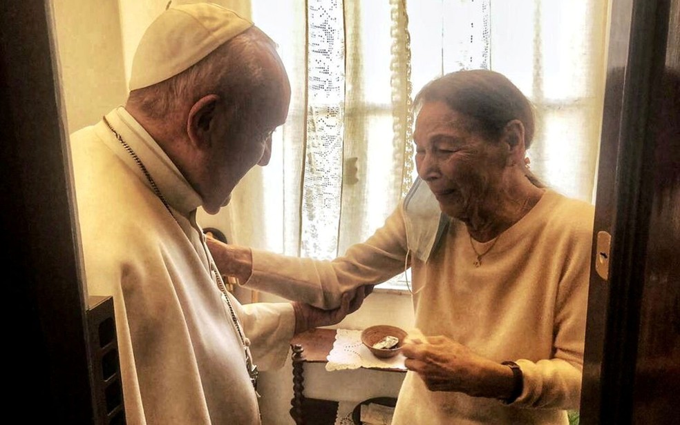 Papa Francisco visita poetisa hungara sobrevivente do Holocausto